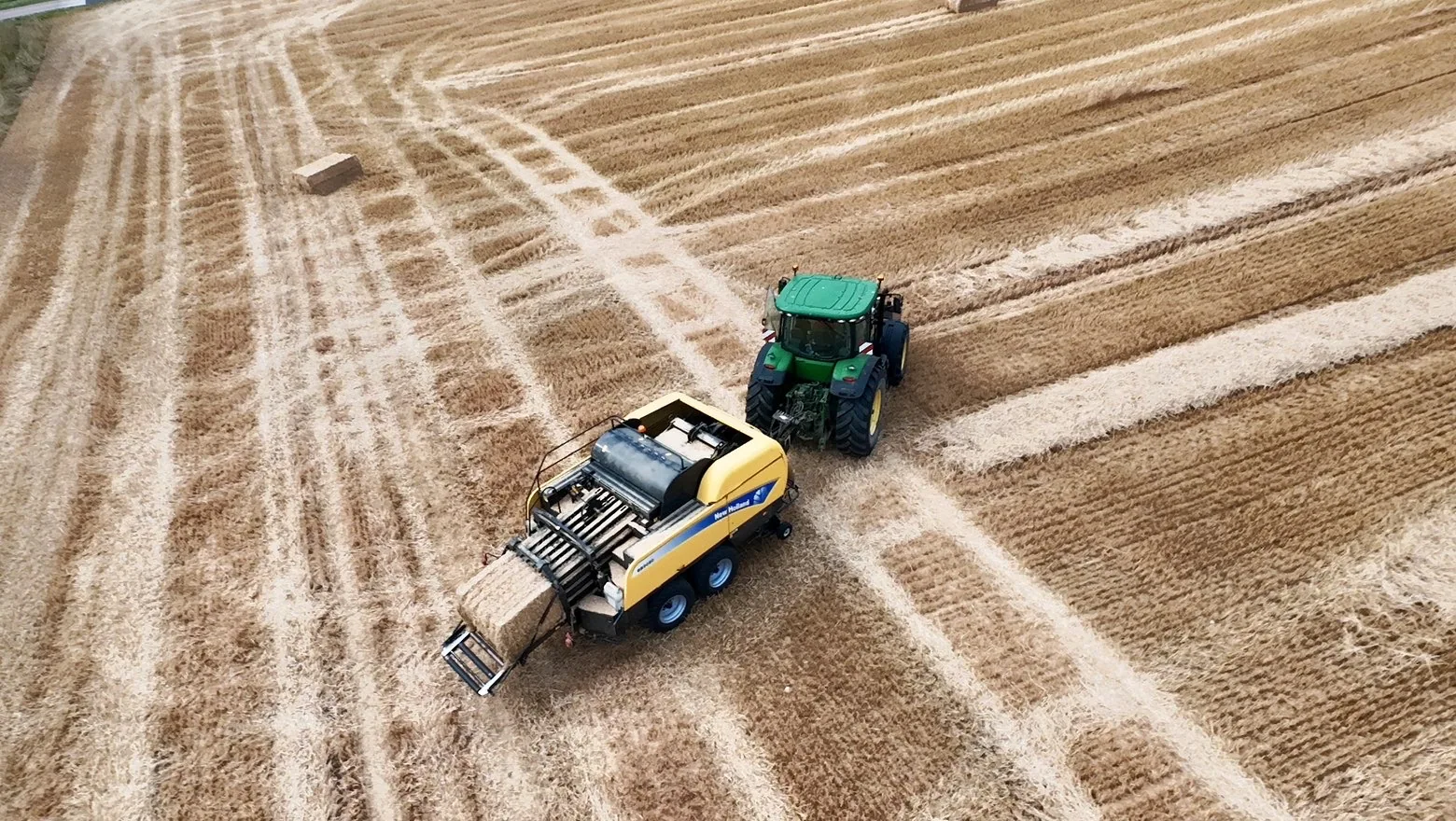 Moisson et matériel agricole filmés en drone en Haute-Savoie, communication d'entreprise agricole et vidéo industrielle.