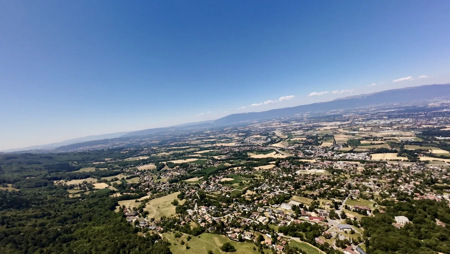 Vue aérienne d'un terrain constructible en Haute-Savoie par drone, plans parcellaires pour promoteur immobilier et plaquette commerciale.