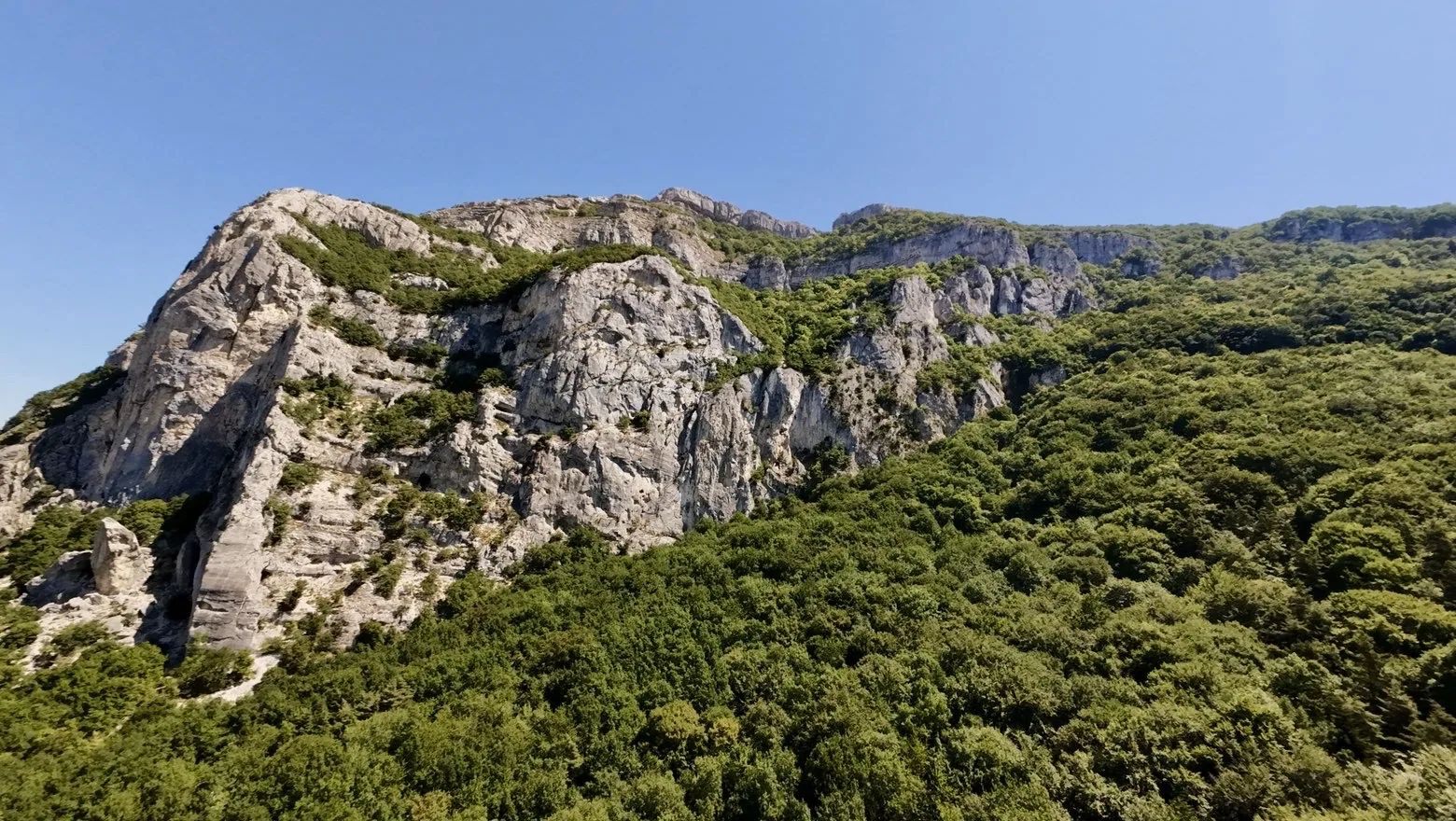 Ligne de crête du Salève filmée en drone FPV au-dessus de Genève et du lac Léman, image de destination montagne Haute-Savoie et Genevois.