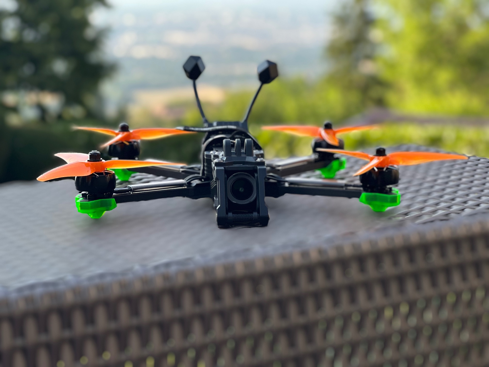 Drone FPV en vol dans une villa moderne